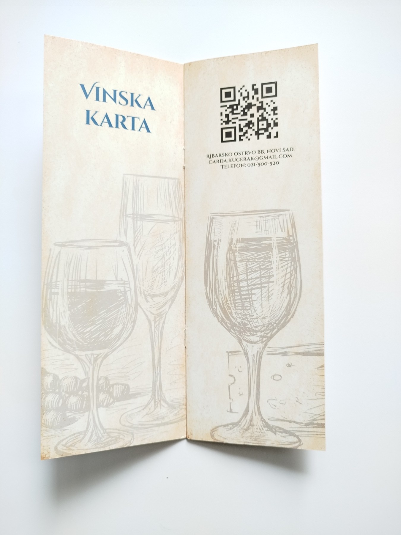Otvorena vinska karta restorana sa elegantnim dizajnom i ilustracijama čaša