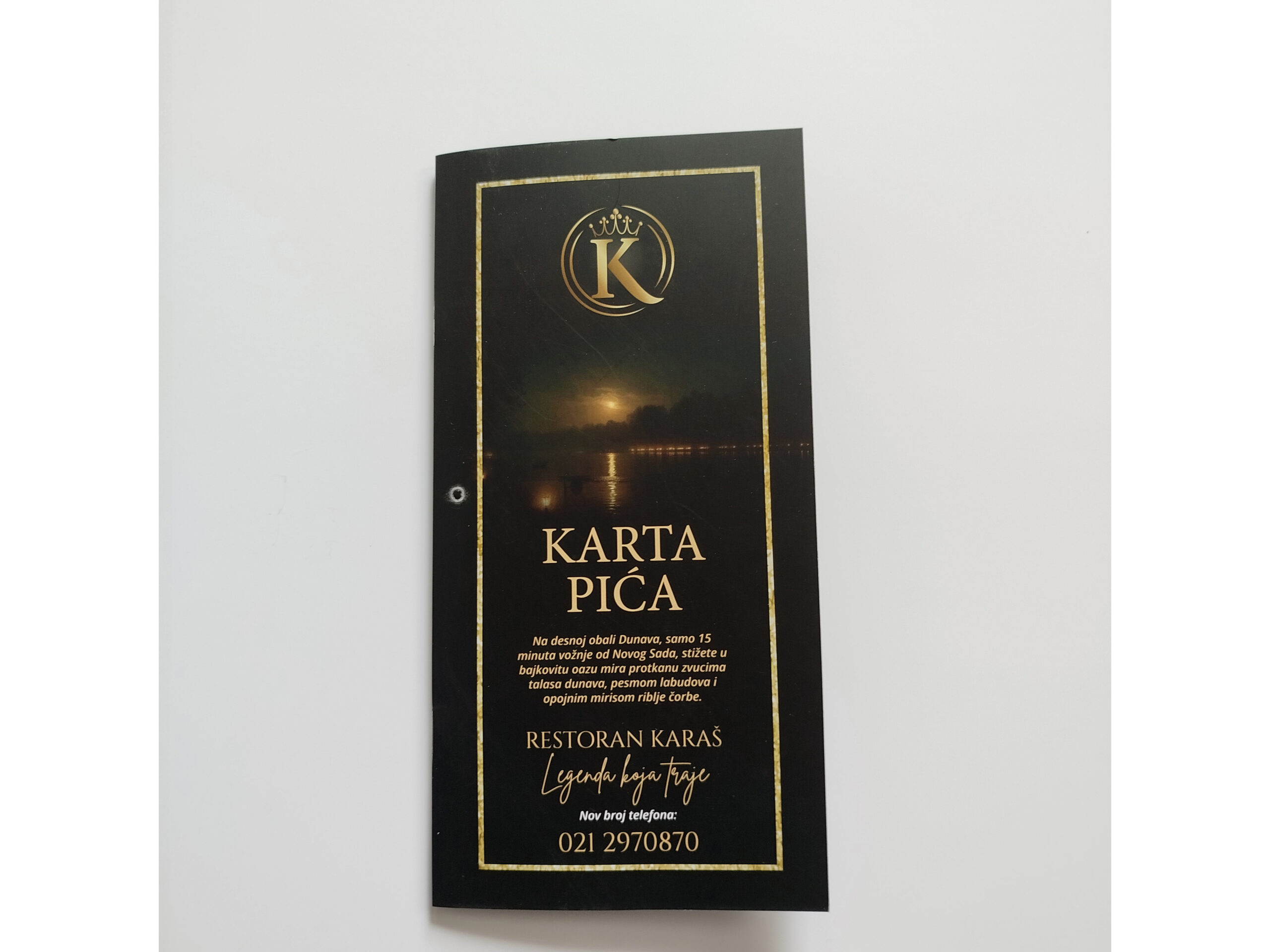 Naslovna strana karte pića sa elegantnim crnim i zlatnim dizajnom